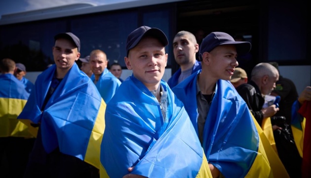 У МВС дали поради, як спілкуватися зі звільненими з полону