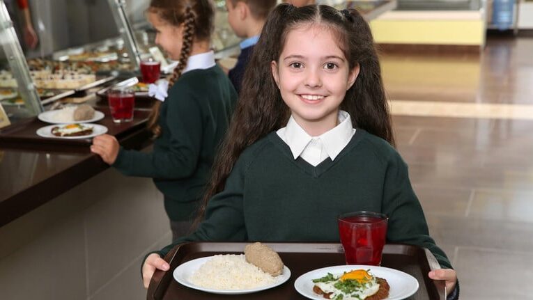 В Україні запровадили безоплатне харчування для учнів початкових класів