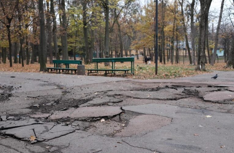 У Чернівцях розпочався ремонт доріжок у парку імені Шевченка