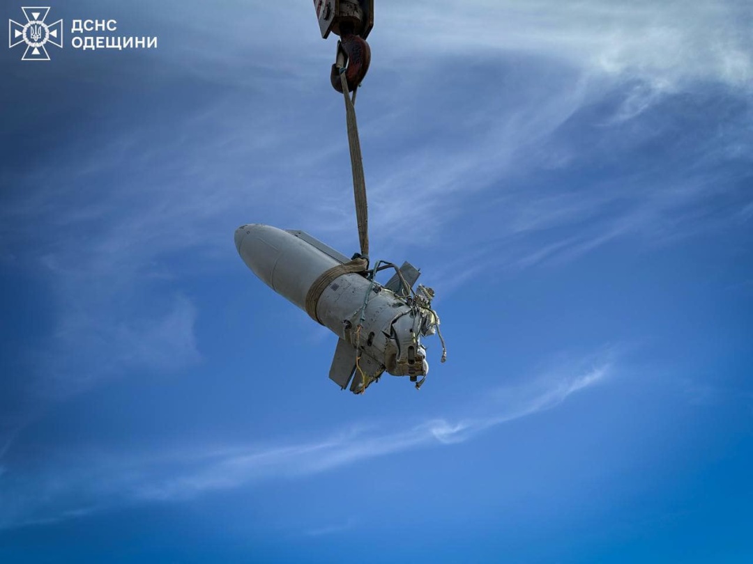 v odesi z dahu budivli viluchili dva kasetni elementi rosijskoyi raketi 2b4d431