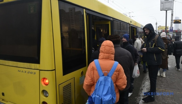 Пошкодження колій: у Києві запустили автобуси уздовж шести непрацюючих станцій метро