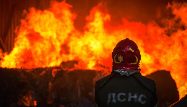 rosijska aviacija znovu vdarila po hersonu u zhitlovomu kvartali pozhezha 5405079