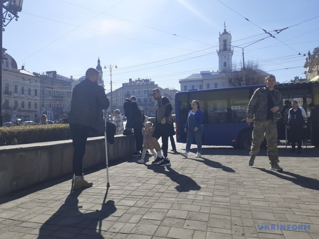 u chernivcjah dlja 30 vijskovih iz poranennjami organizuvali viyiznu ekskursiju mistom 5518766