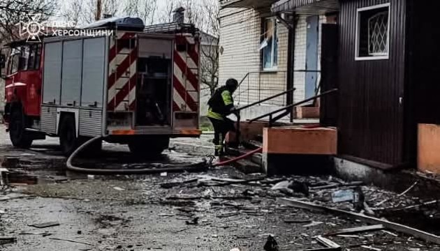 У Херсоні ворожі дрони влучили у багатоповерхівку - на кількох поверхах сталася пожежа