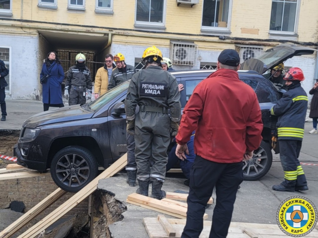 u kiyevi distali iz provallja tri avtomobili roboti trivali ponad pjat godin 0604d28