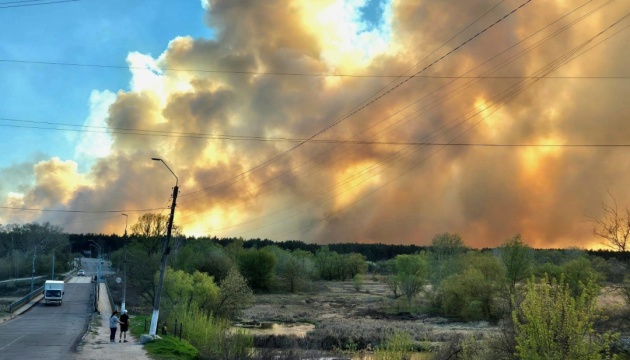 На Харківщині вогнеборці ліквідують пожежу на площі близько 10 гектарів