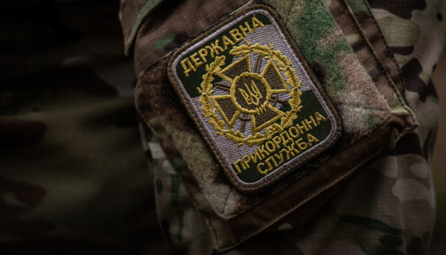 Прикордонники показали, як FPV-дроном знищили російський прапор на Харківщині