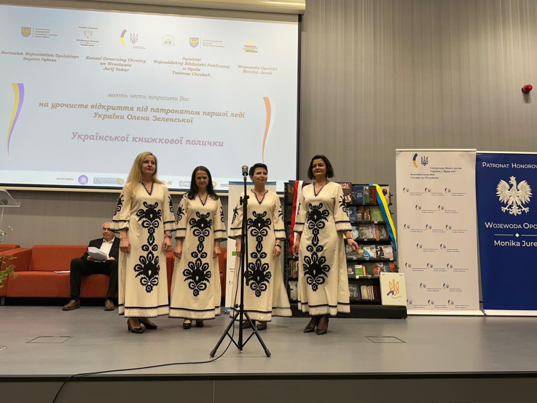 u polshhi vidkrili novu ukrayinsku knizhkovu polichku 37633f9