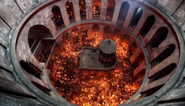 В Єрусалимі зійшов Благодатний вогонь