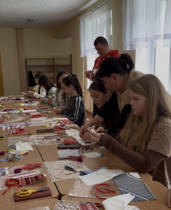 Ляльки-мотанки для воїнів ЗСУ від школярів Буковини 11 1747848824 495605197 122263631654030091 5964096504382708411 n