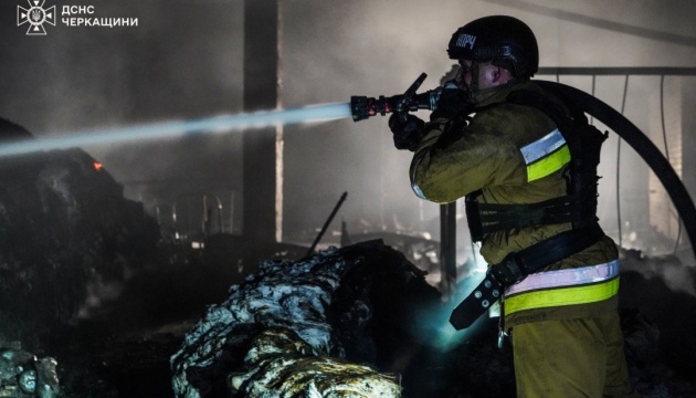 Атака безпілотників на Черкаси: вогнеборці ліквідували займання, є постраждалий