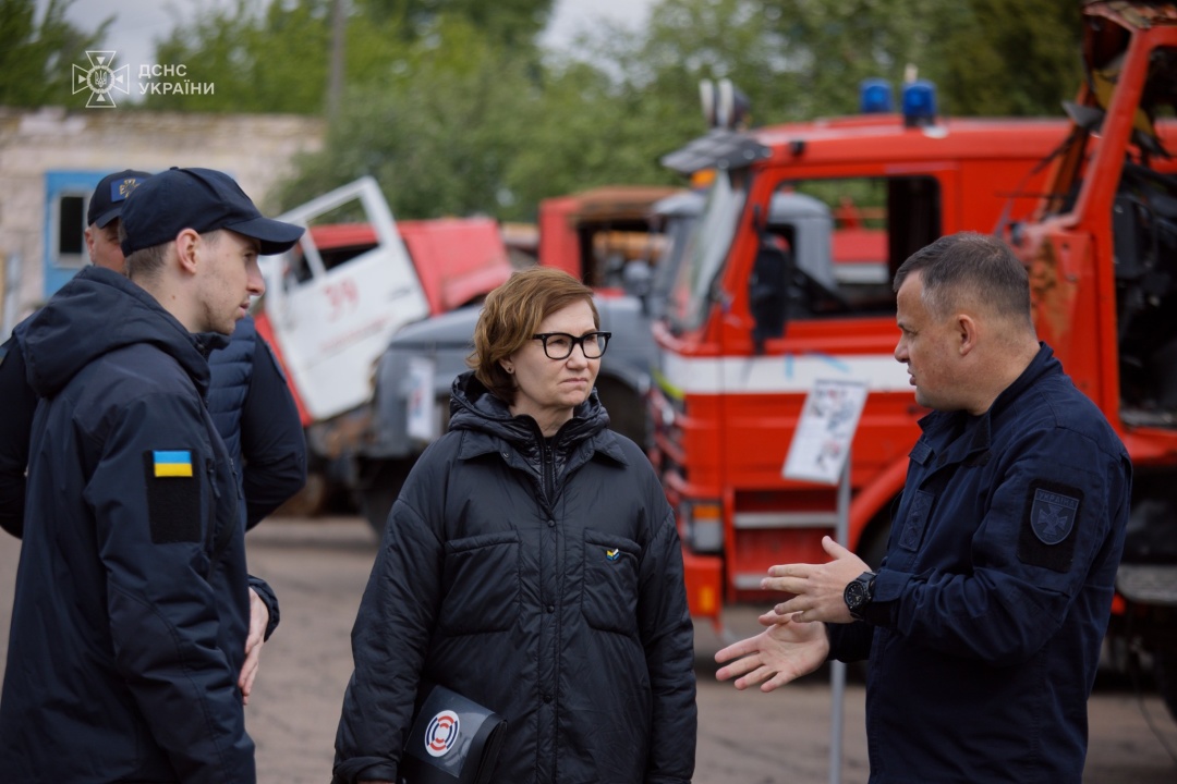 estonski rjatuvalniki peredali tehniku j obladnannja dlja psihologichnih pidrozdiliv dsns 650db22