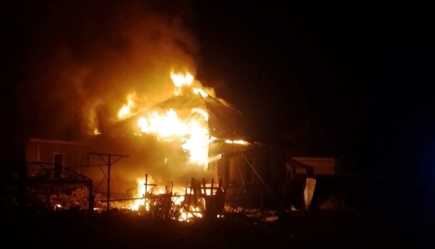 На Полтавщині через падіння уламків ворожого БПЛА пошкоджені будівлі, виникла пожежа