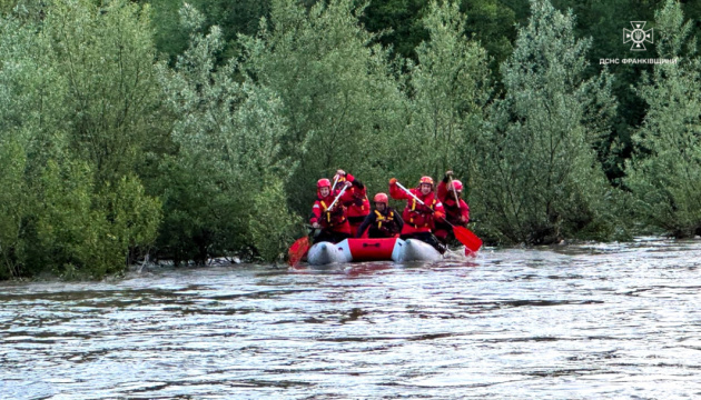 На Прикарпатті врятували чоловіка з конем, які опинилися посеред Прута через різке підняття рівня води