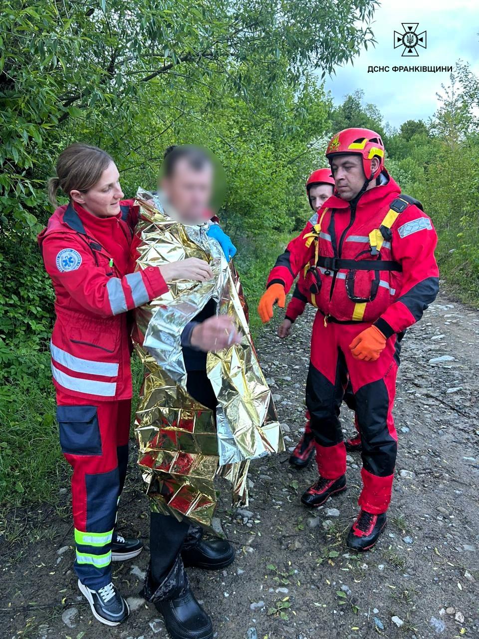 na prikarpatti vrjatuvali cholovika z konem jaki opinilisja posered pruta cherez rizke pidnjattja rivnja vodi f267d16