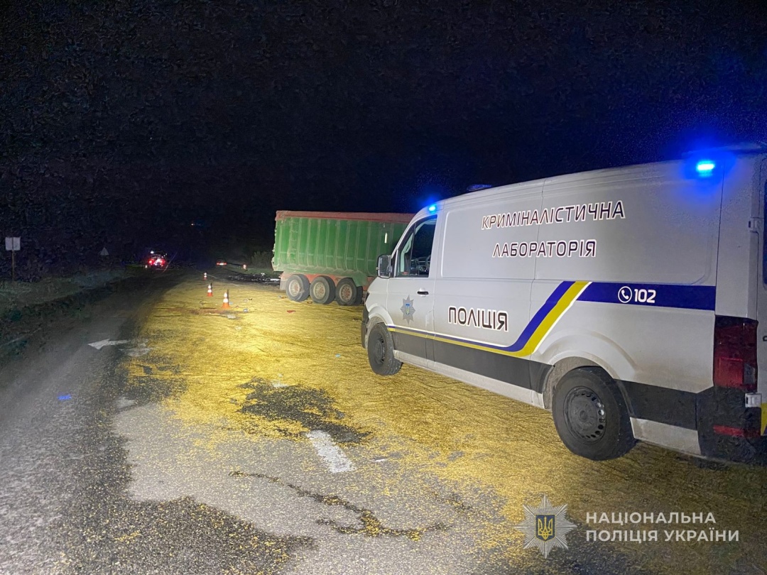 na sumshhini zitknulisja dvi vantazhivki ta avtomobil ye zagibli i poraneni 97910df