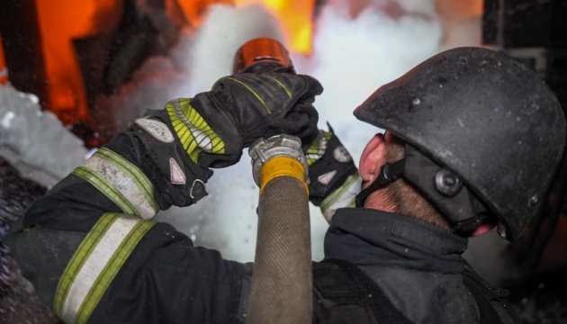 na teritoriyi stolichnogo gidroparku gorjat skladi c1ca02d