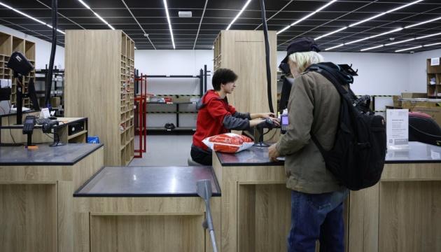 Нова пошта через щоденні атаки закриває єдине відділення у херсонському мікрорайоні Острів