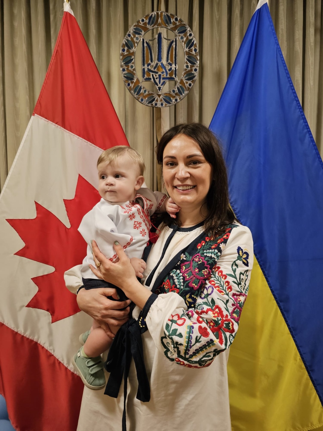 novonarodzhenim ukrayincjam u kanadi podaruvali vishivanki b576f26