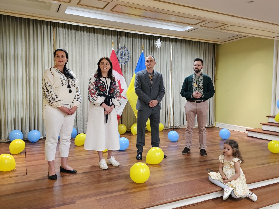 novonarodzhenim ukrayincjam u kanadi podaruvali vishivanki f74244a