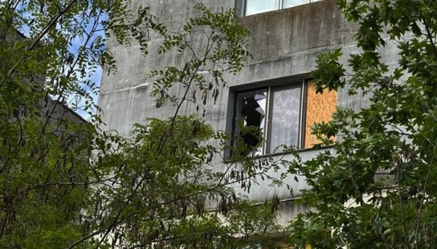 Пошкоджені багатоповерхівки, є поранений: у Херсоні показали наслідки вечірнього обстрілу