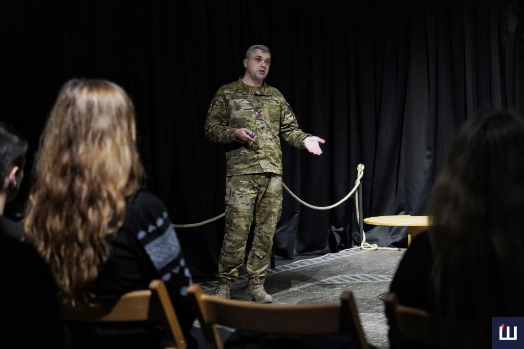 povertajutsja z polonu na front u chernivcjah vidbulasja lekcija pro istoriju pidrozdilu azov 30f6db2
