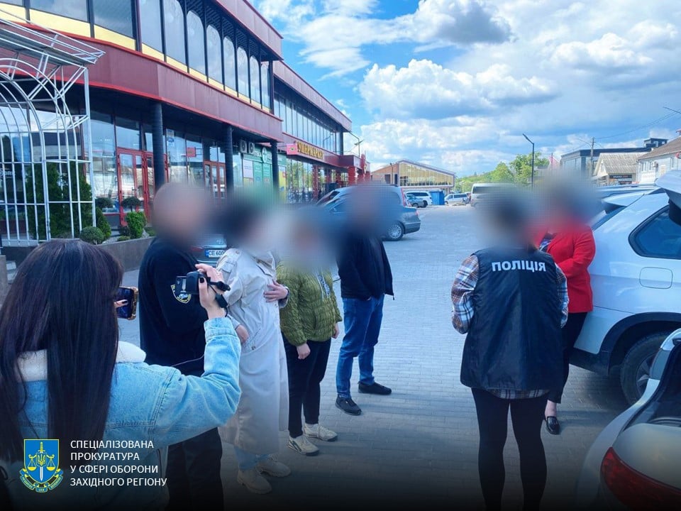 pracivnicju cherniveckogo medzakladu pidozrjujut v uchasti v shemi uhilennja vid mobilizaciyi 2333eb2