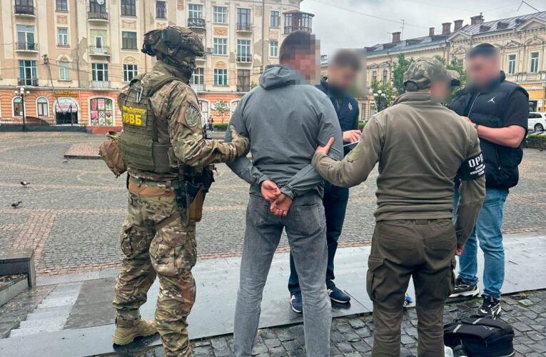Правоохоронця з Чернівців затримали за переправлення військовозобов’язаних до Польщі