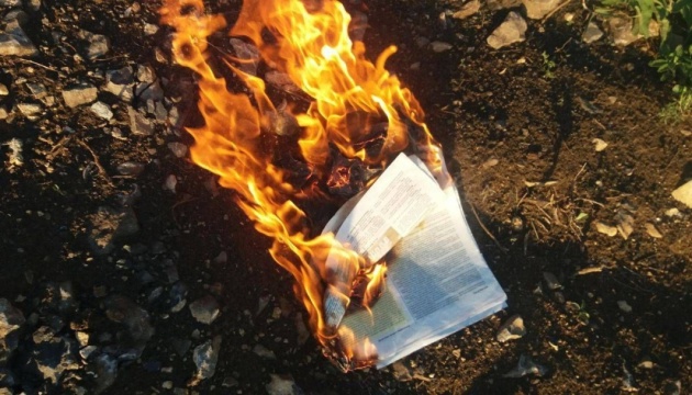 «Росіяни тут чужинці»: активісти на ТОТ спалюють символіку загарбників