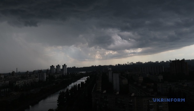 Сьогодні в Україні дощі та грози, вдень прогріє до +17°