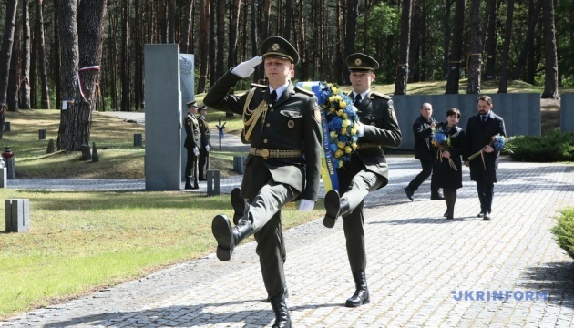 u bikivni projshla ceremonija vshanuvannja pamjati zhertv politichnih represij 31d6aab
