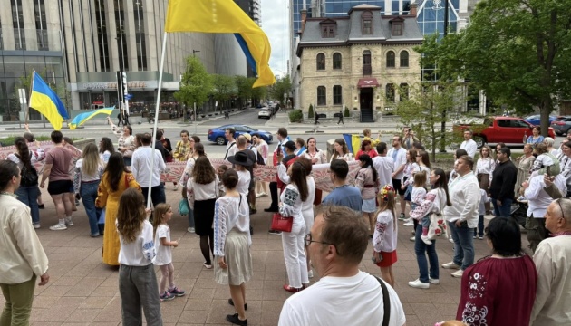 У Оттаві пройшов марш до Дня вишиванки