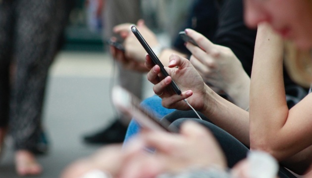 У школах канадського Квебеку повністю заборонять мобільні телефони