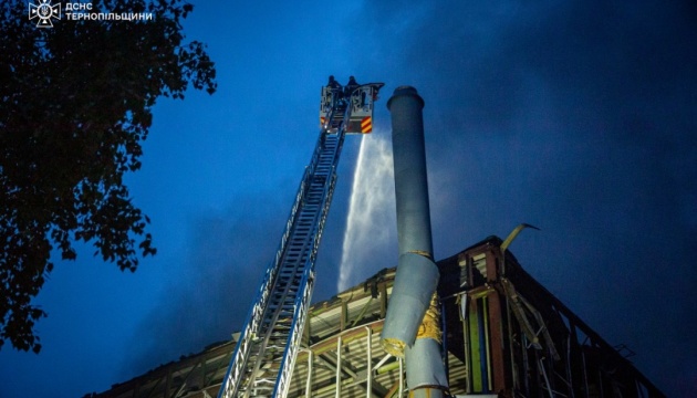 У Тернополі до ліквідації наслідків атаки росіян на промисловий об'єкт залучили понад 60 рятувальників