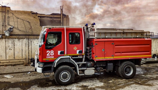 В Ізюмі російський дрон влучив у будівлю пошти, виникла пожежа