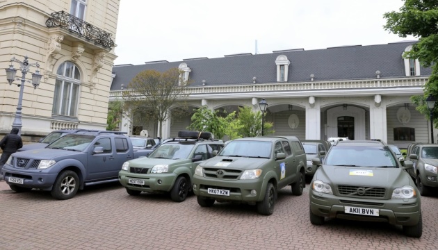 Волонтери з Британії та Канади передали Силам оборони майже пів сотні позашляховиків