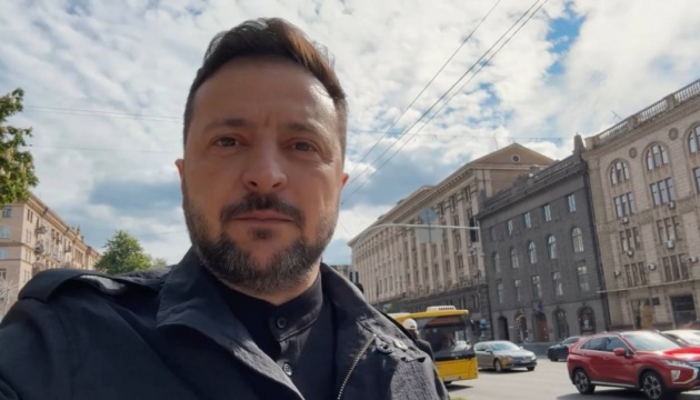 Зеленський: Поки Україна бореться за життя, у Москві влаштовують парад цинізму та брехні