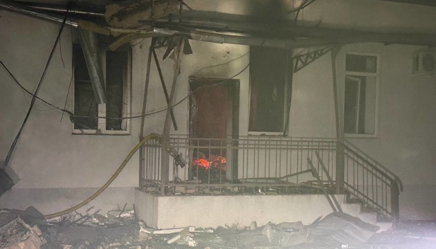 Атака дронів: в Одесі під ударом опинився пологовий будинок