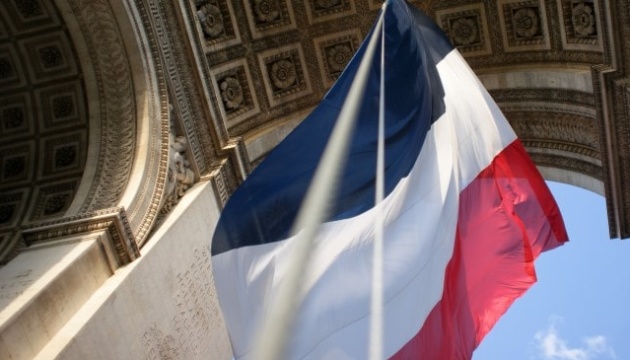 Французький уряд хоче «відлучити від екранів» дітей віком до 3 років