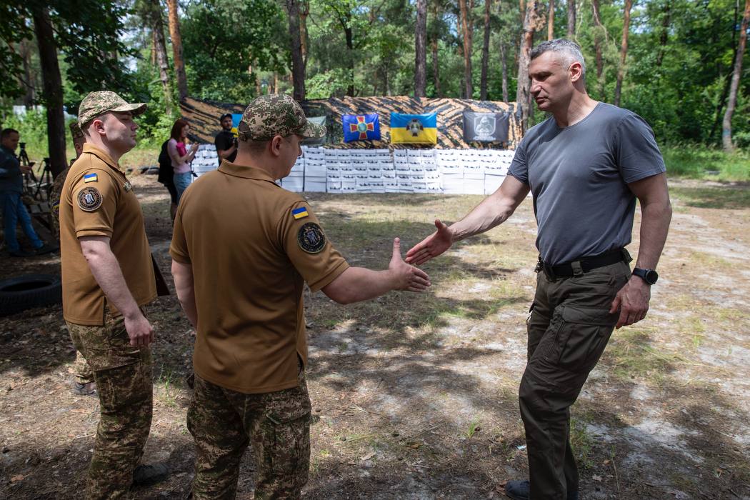 kiyiv peredav dvom brigadam nacgvardiyi 1700 fpv droniv b95053b