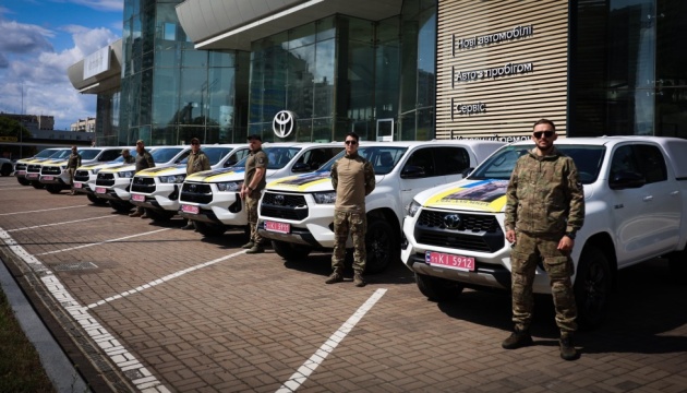 Київщина передала бійцям тероборони нові пікапи Toyota