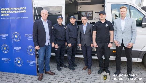 Місія ЄС передала Нацполіції мобільні офіси для прифронтових регіонів