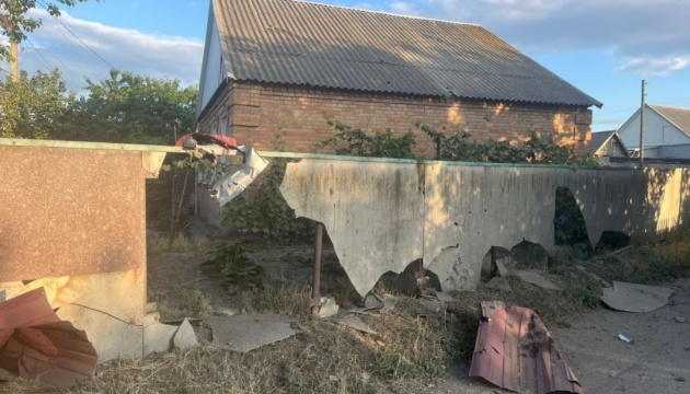 rosijani vnochi bili po nikopolskomu rajonu z artileriyi ta dronami poshkodzheni budinki lep i gazogin 09d6330