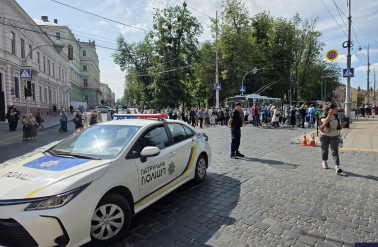 У Чернівцях не курсують тролейбуси №3 та №5: парафіяни УПЦ перекрили вулицю Головну