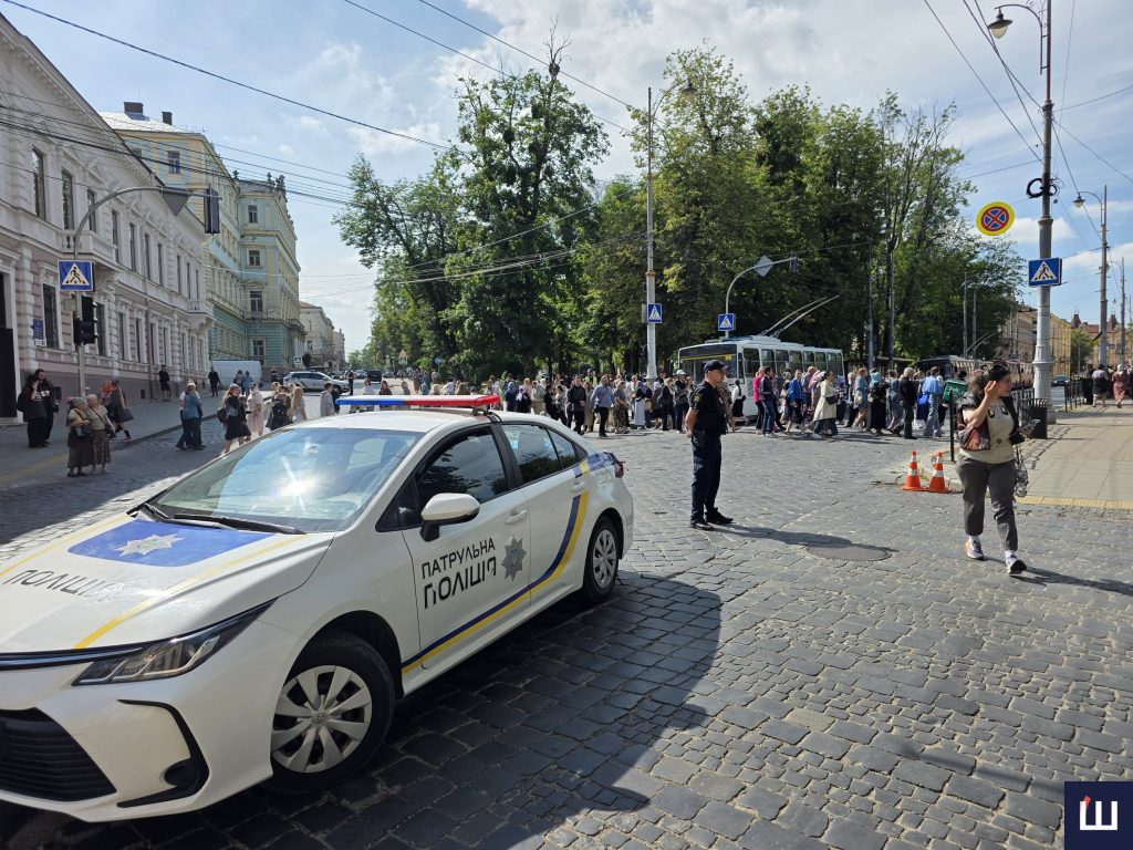 u chernivcjah ne kursujut trolejbusi 3 ta 5 parafijani upc perekrili vulicju golovnu 3c365a6