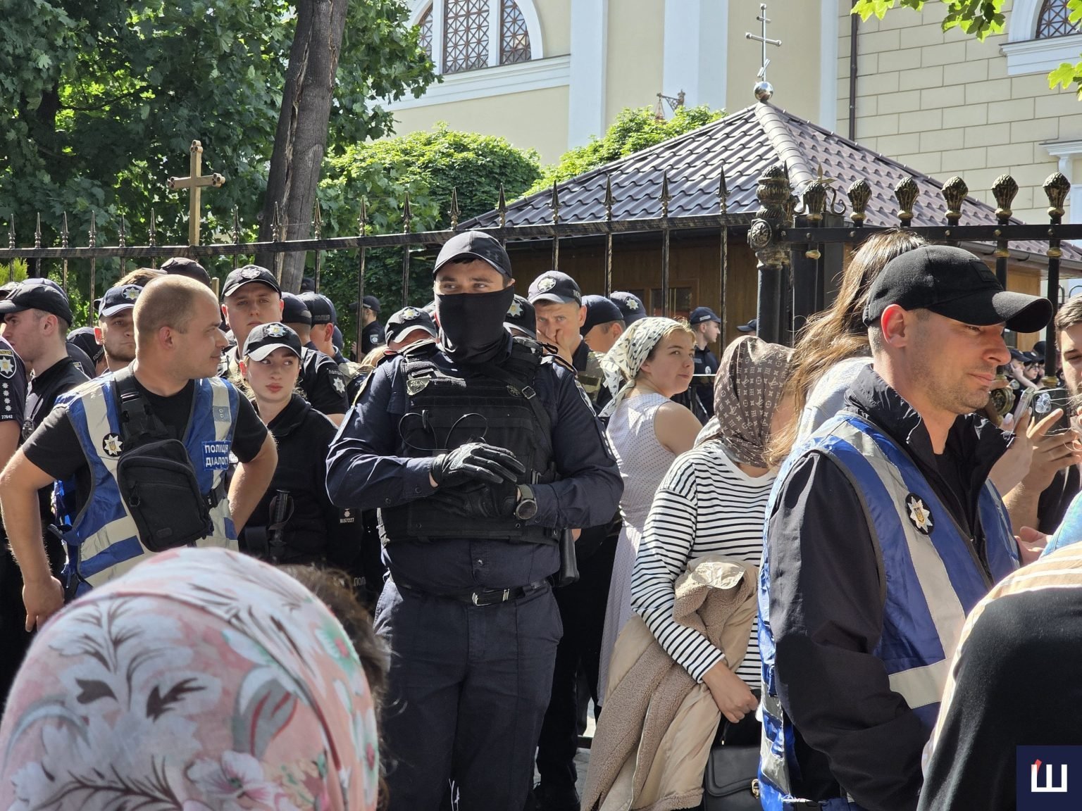У Чернівецькій поліції відкрили кримінальні провадження щодо конфлікту біля Свято-Духівського собору 11 У Чернівецькій поліції відкрили кримінальні провадження щодо конфлікту біля Свято-Духівського собору