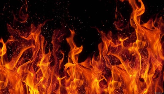 У кількох районах Києва виникли пожежі через падіння уламків ворожих дронів, 16 постраждалих