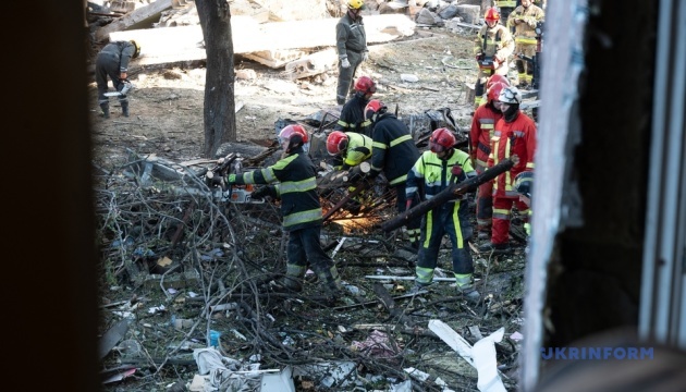 u kiyevi kilkist postrazhdalih unaslidok povitrjanoyi ataki rf zrosla do 31 shestero zagiblih f55b7a8