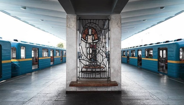 u kiyevi vnaslidok nichnoyi ataki poshkodzheni koliyi metro mizh stancijami darnicja ta livoberezhna 5fc0215