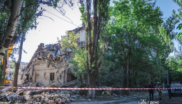 У Краматорську з-під завалів будинку дістали тіла двох жінок, пошукові роботи тривають
